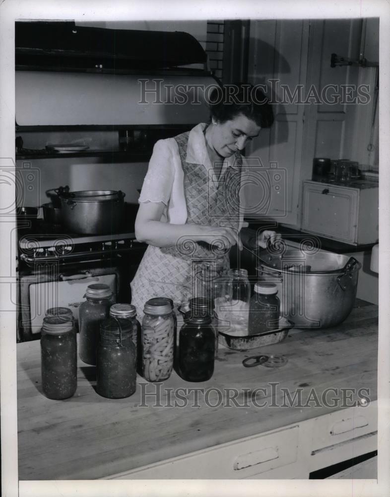 1944 Press Photo Ohio Governor Lady Mrs. Bricker Canning Vegetables - nea32067 - Historic Images