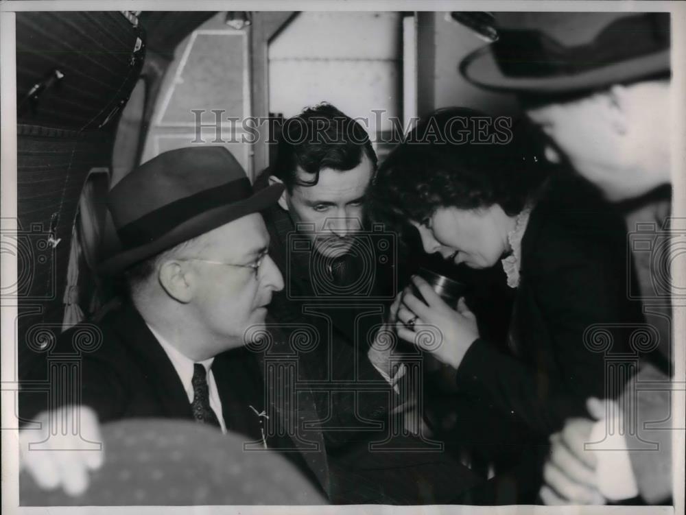 1937 Press Photo Writer Adela Rogers St John on a United Airlines flight - Historic Images