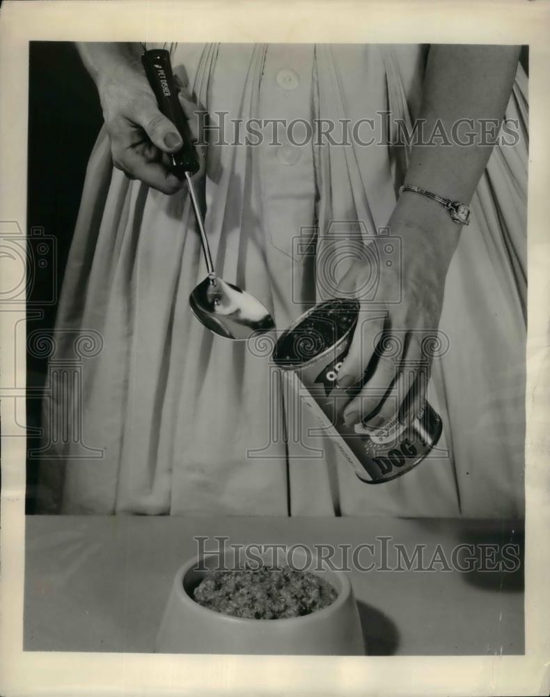1958 Press Photo New Spoon for Ekco Products - nea33287 - Historic Images