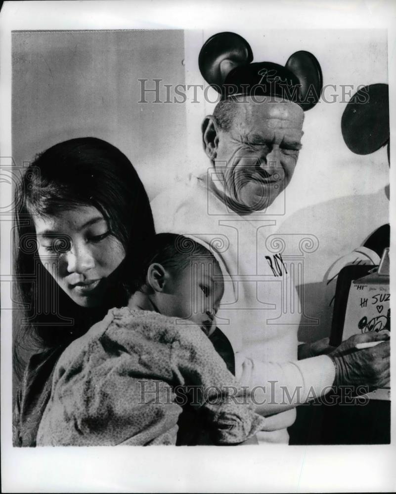 1968 Press Photo Moosketeer Roy Williams &amp; Nguven Thi Thanh Puong At Hospital - Historic Images