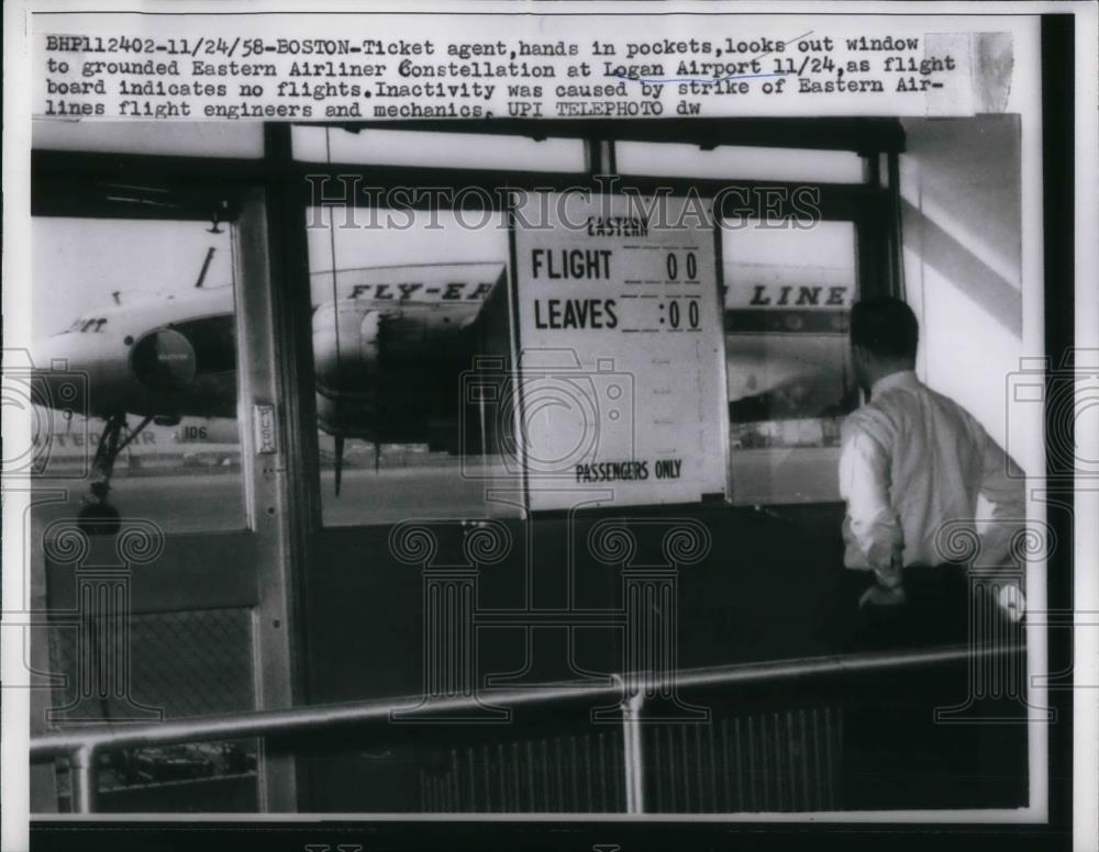 1958 Press Photo Eastern Airliner Constellation at Logan Airport Ticket agent - Historic Images