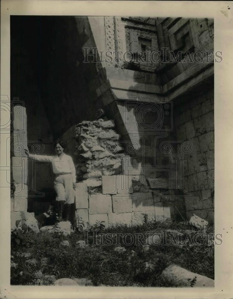 1943 Press Photo Palace of the Governor Edna Wabalar Mayans - nea29534 - Historic Images