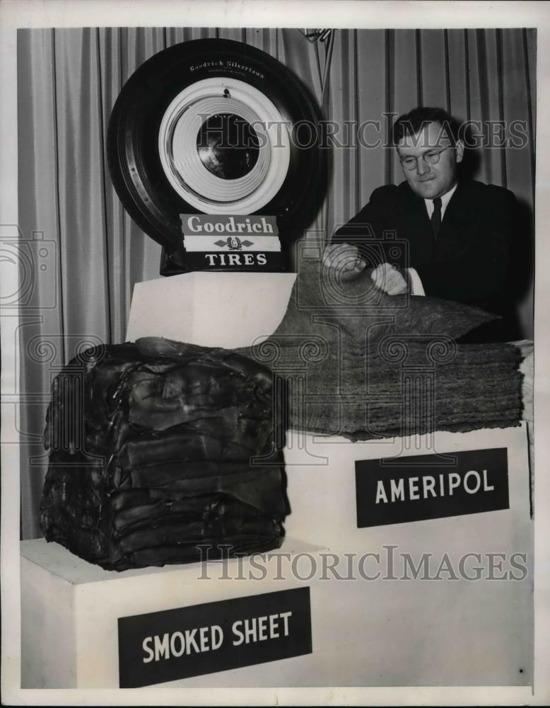 1940 Press Photo Goodrich American Synthetic Rubber Demonstration - nea31398 - Historic Images