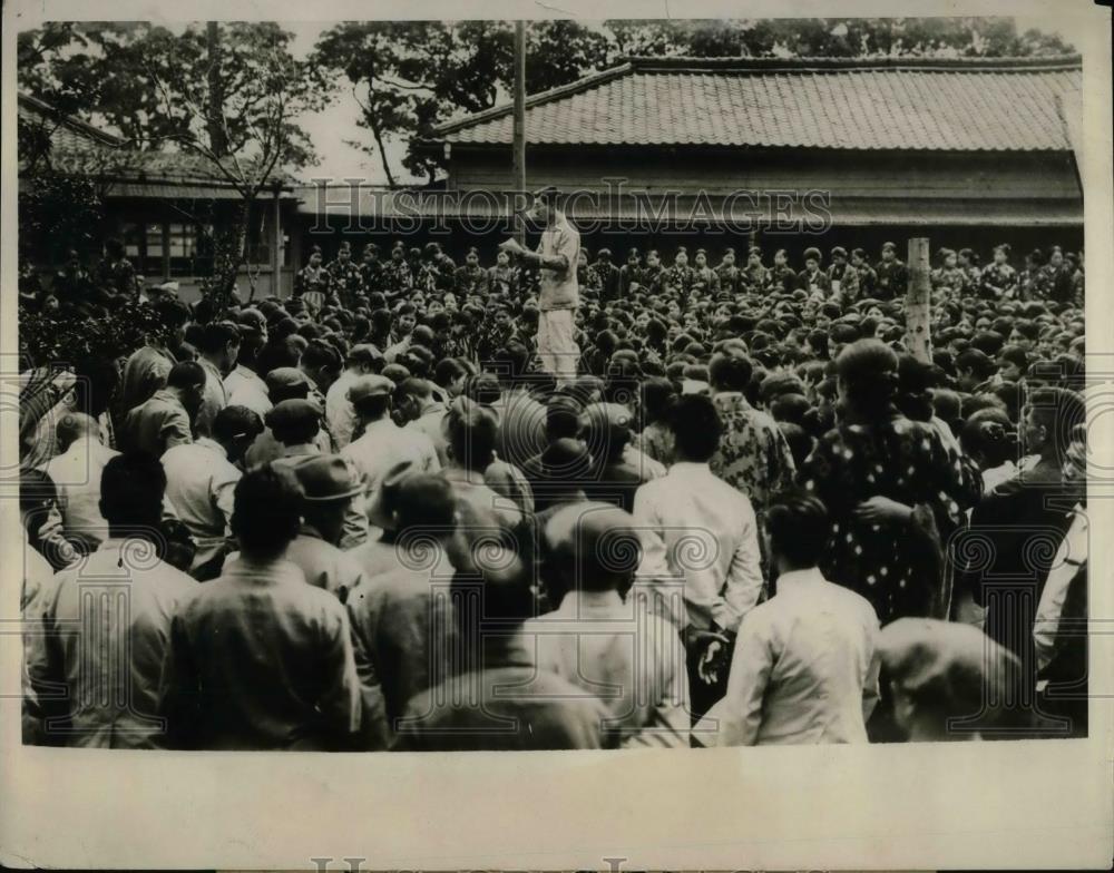 1930 Press Photo Labor leader at the Kanegafuchi Spinning Company leading - Historic Images