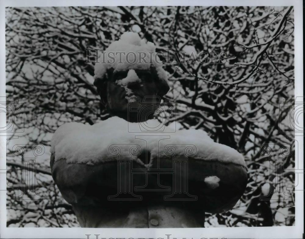 Press Photo Statue of Frere Orban, Belgian Premier stand in Brussels Park. - Historic Images