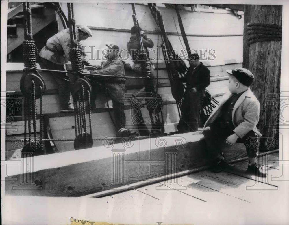 1960 Press Photo Douglas LeFaure making a Mayflower replica. - nea33740 - Historic Images