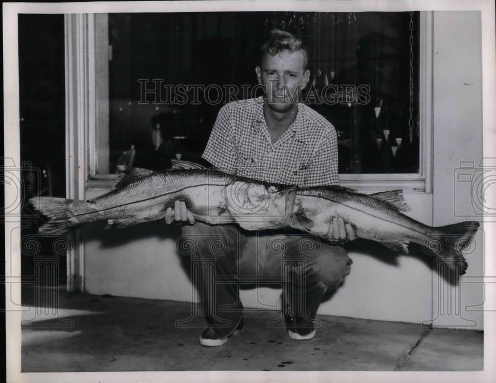 1952 Press Photo James Branch with fish he caught in Palm Beach, Fla. - Historic Images