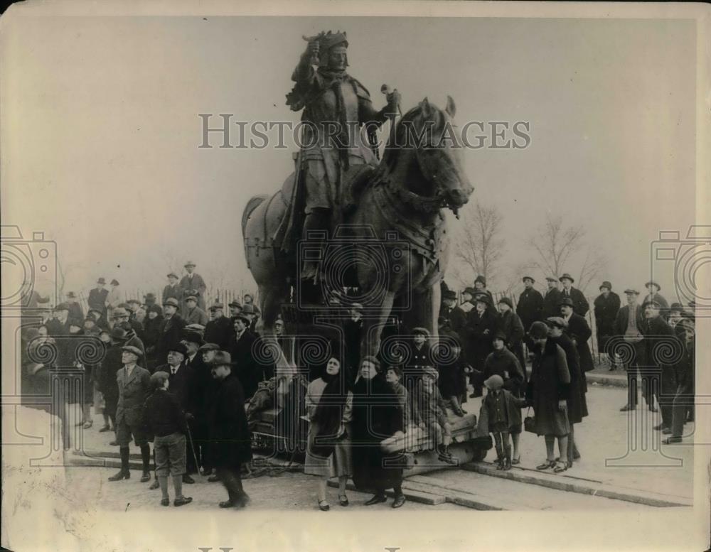 1930 Press Photo Moving Statue of Joan d&#39;arc to Sacre-Coeur Church - nea27280 - Historic Images