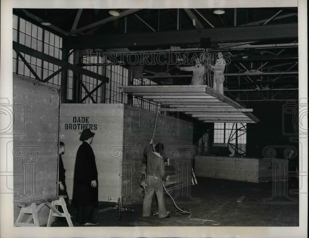 1940 Press Photo Construction workers building a roof. - nea31253 - Historic Images