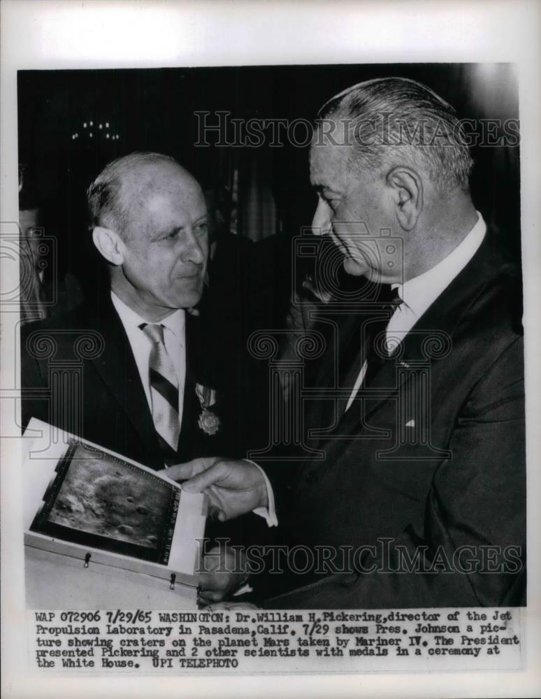 1965 Press Photo Dr. William Pickering &amp; President Johnson Looking At Craters - Historic Images