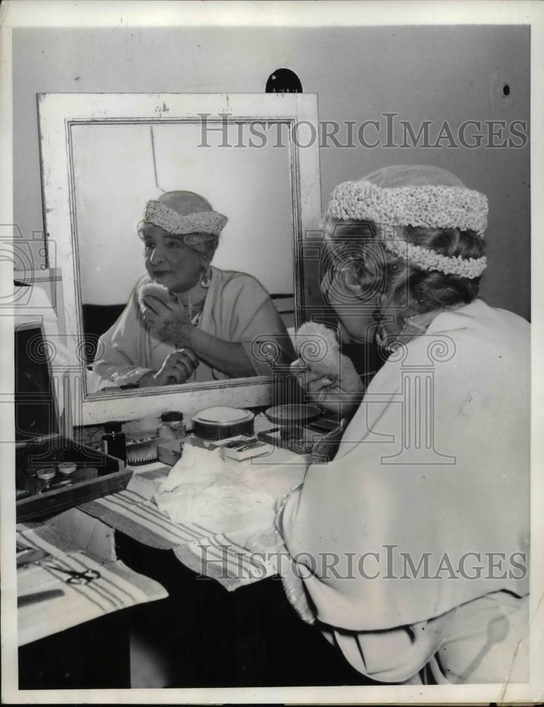 1934 Press Photo Actress May Rosson In Dressing Room At Capitol Theater - Historic Images