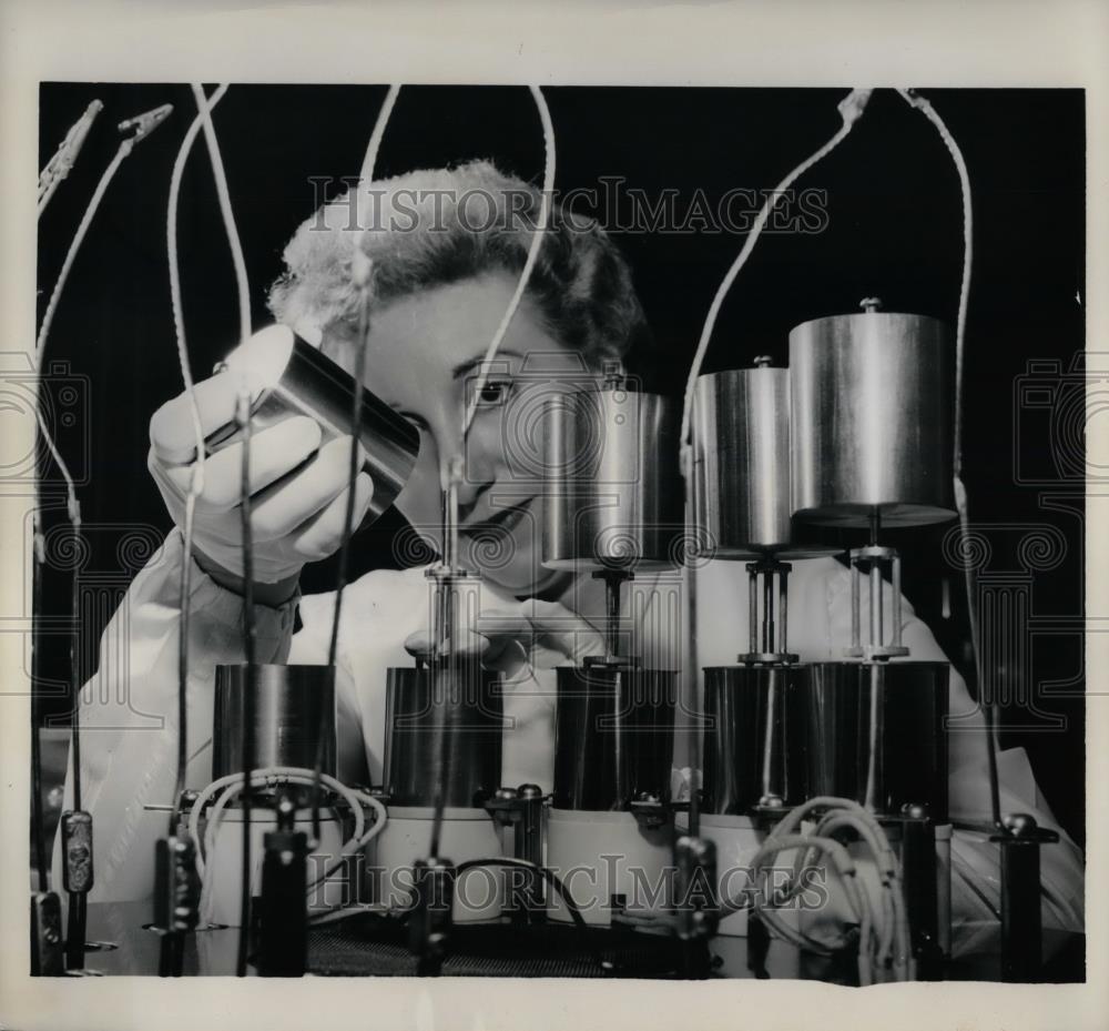 1963 Press Photo Brazing Operation of Metal and Ceramic are Welded together. - Historic Images