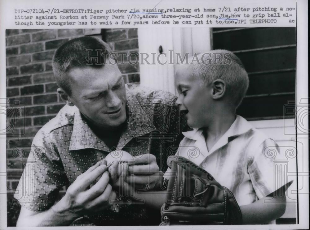 1958 Press Photo Tiger Pitcher Jim Bunning show his son Jim hoe to grip ball. - Historic Images