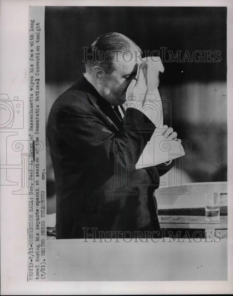 1952 Press Photo Gov.Paul A. Dayer of Mass. wiped his face during speech. - Historic Images