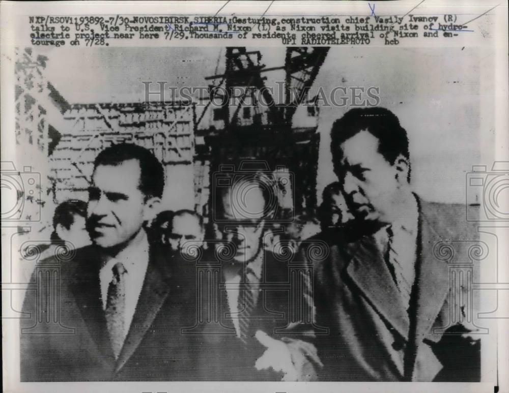 1959 Press Photo US Vice President Richard Nixon Talks With Vasily Ivanov - Historic Images