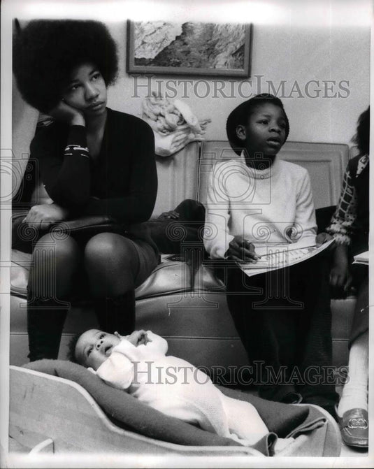 1971 Press Photo Sylvia Hunt Lived in Hotel with Other Welfare Familie Deemed Un - Historic Images