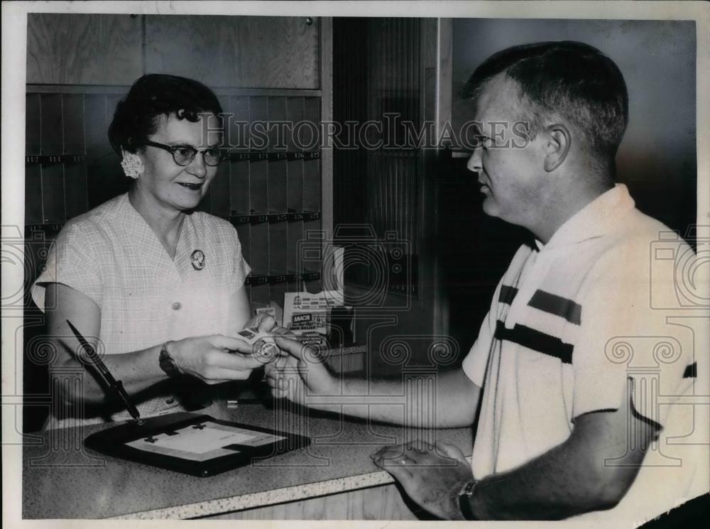 1959 Press Photo Katherine Rosiello Clerk at Lake Erie Motel - nea33422 - Historic Images