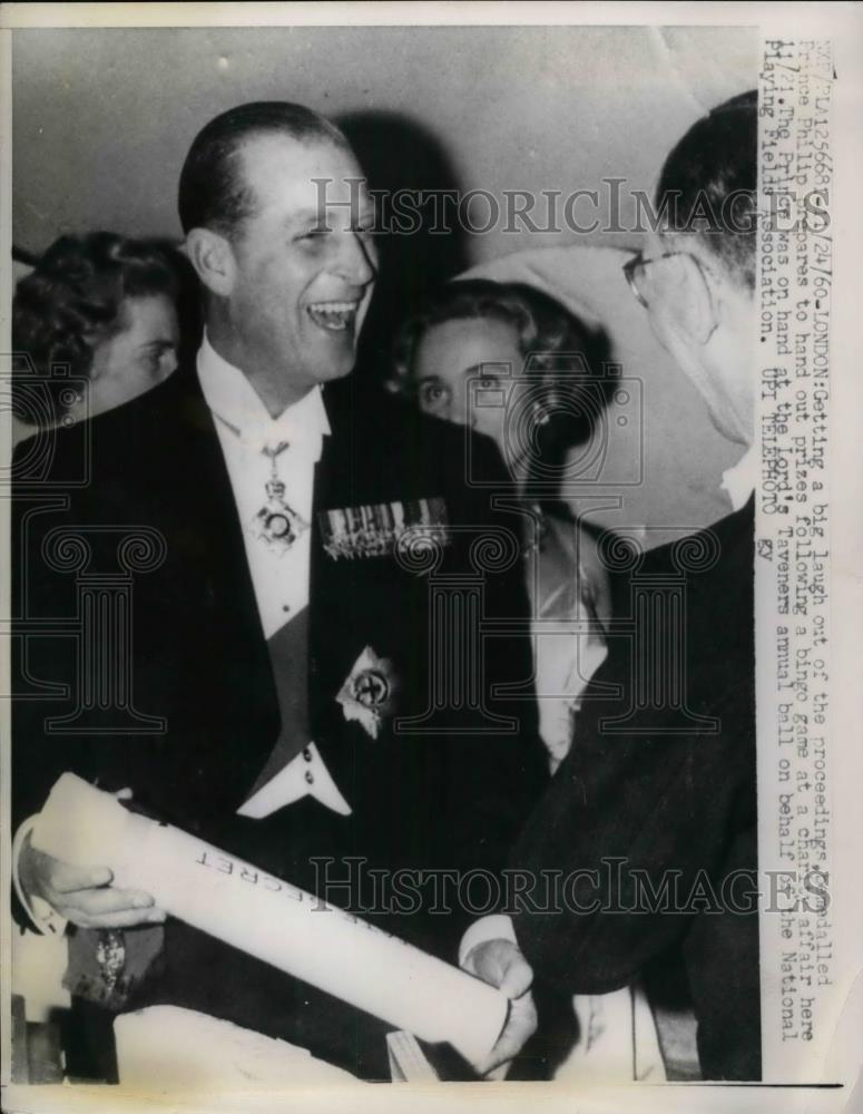 1960 Press Photo Prince Phillip Prepares To Hand Out Prizes After Bingo Game - Historic Images