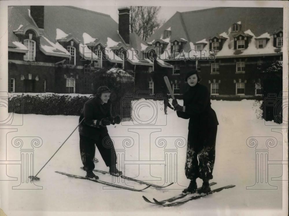 1936 Press Photo Briarcliff Jr College, M Kelly &amp; E Brown on skis - nea30575 - Historic Images