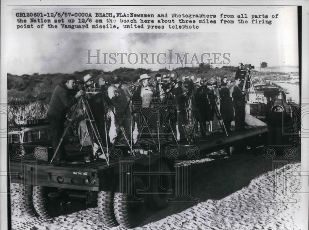 1957 Press Photo Photographers, newsmen & spectators line up on the beach for - Historic Images