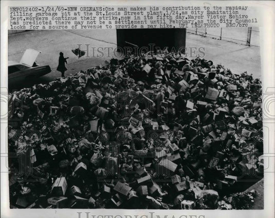 1969 Press Photo Garbage Pit, New Orleans Sanitation Department Workers Strike - Historic Images
