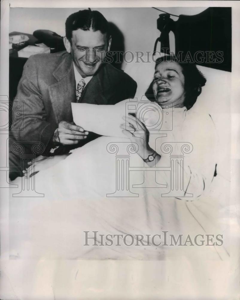 1949 Press Photo Charles Stephenek Shows Wife Telegram He Sent - nea33140 - Historic Images