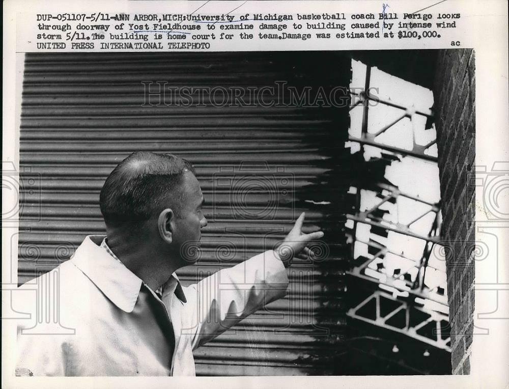 1959 Press Photo Bill Perigo, Univ of Michigan Basketball Coach, Yost Fieldhouse - Historic Images