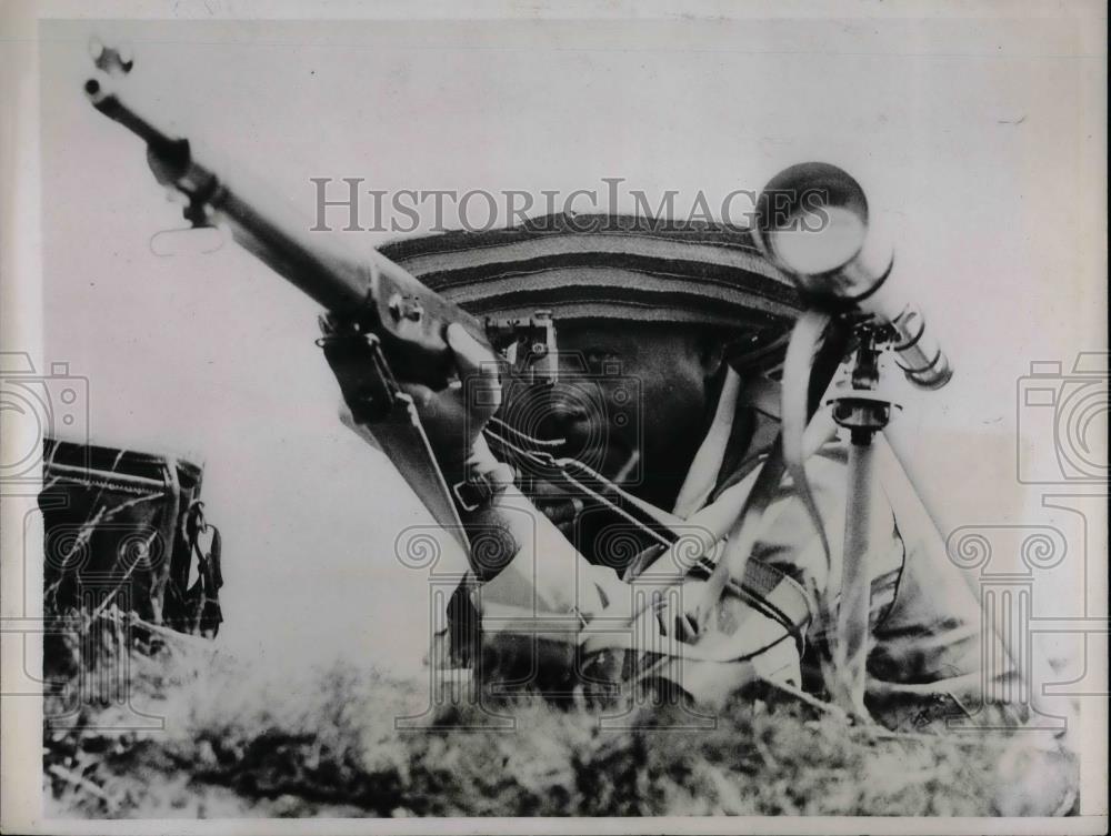 1937 Press Photo Ex Sgt RA Ewart &amp; a modern rifle in Jamaica - nea37411 - Historic Images