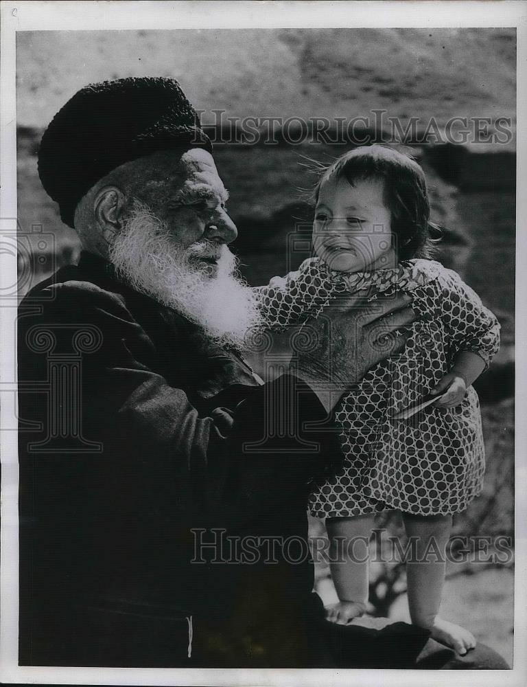 1958 Press Photo Makhund Ivazov &amp; great great grandchild in Pirasura, Russia - Historic Images
