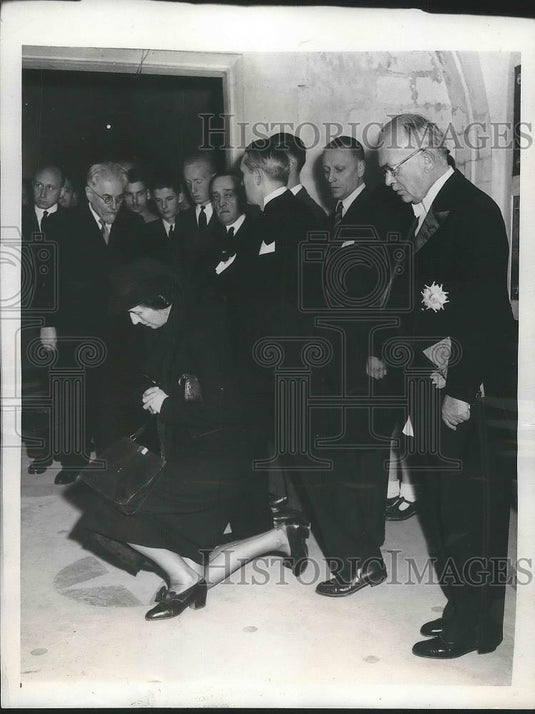 1949 Press Photo Widow of french Gen.Mrs.Jacques Leclero kneels during mass. - Historic Images