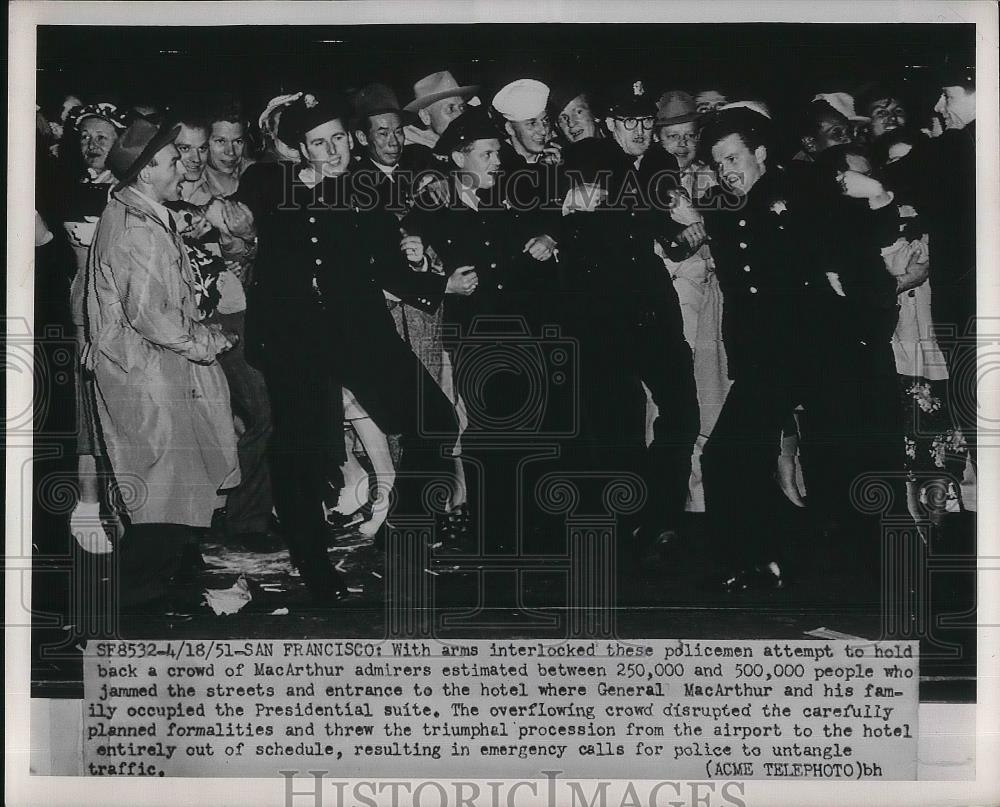 1951 Press Photo Macarthur Admires with arms interlocked - nea38102 - Historic Images