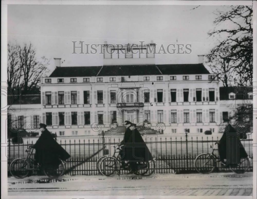 1938 Press Photo Soestdijk Palace &amp; police guards in Holland - nea34463 - Historic Images