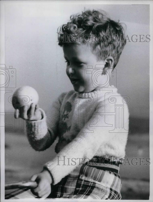 1961 Press Photo Steven Bell & an orange in England - nea34923 - Historic Images