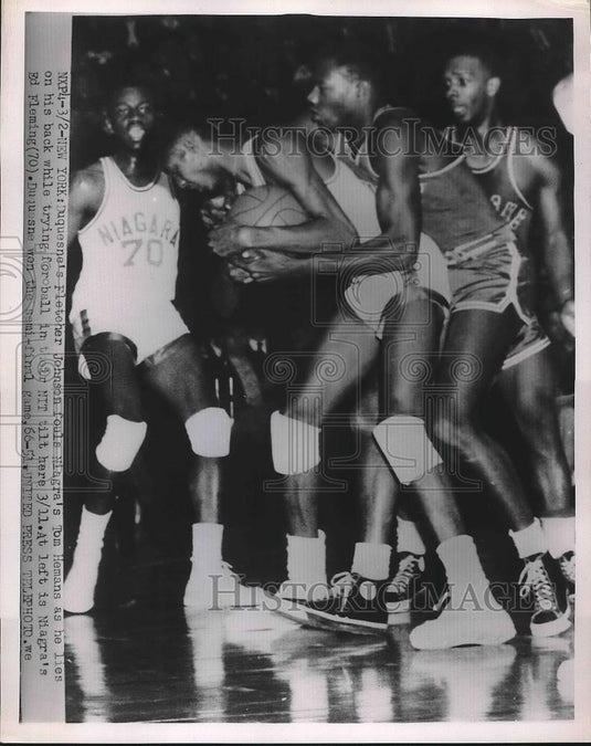 1954 Press Photo Action Shot of Niagra vs Duquesne Game with Tom Hemans - Historic Images