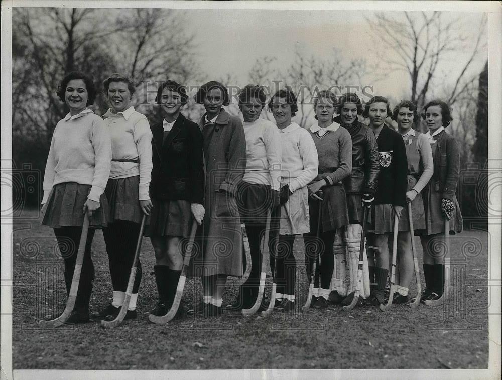 1933 Press Photo Members of the Bryn Mawr College Women Hockey Team. - nea35206 - Historic Images