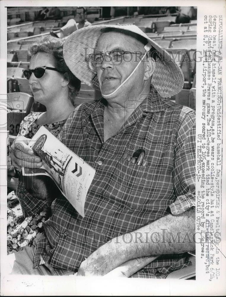 1961 Press Photo San Fransisco Giants Baseball Fan Reading Program At Game - Historic Images