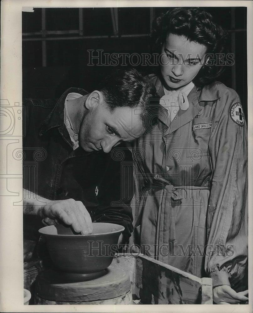 1949 Press Photo Volunteers their arts and skills. - nea36171 - Historic Images