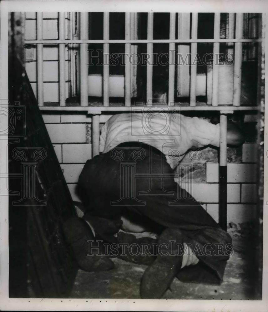 1938 Press Photo A reporter showing how John Couch escaped from Ramsey Jail - Historic Images