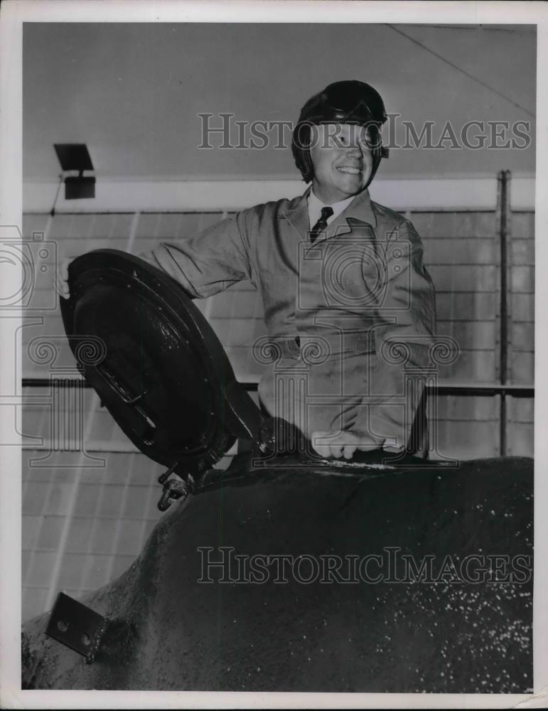 1952 Press Photo Senator Robert Taft Visits Detroit Tank Arsenal - nea37661 - Historic Images