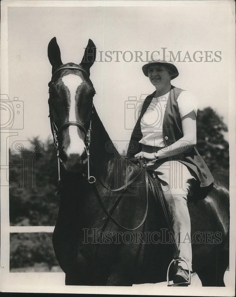 1933 Press Photo Mrs. CA Ivintrell Horseback riding - nea38587 - Historic Images