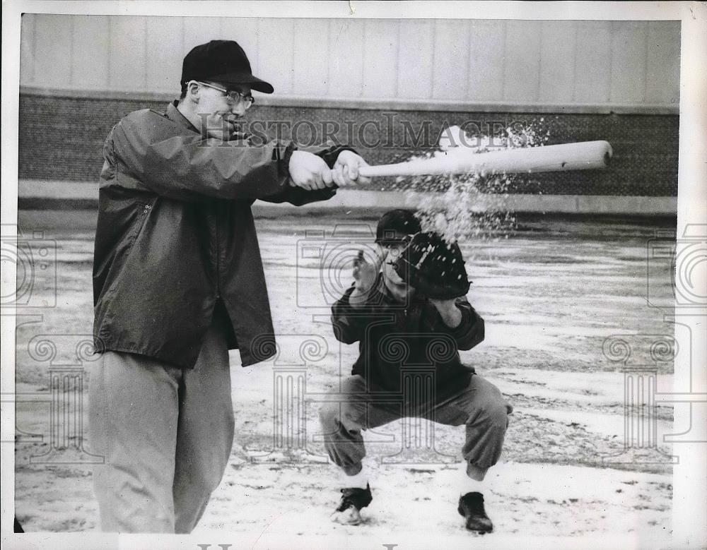 1960 Press Photo Ron Causton Bats As Howard Nathe Catches With Snowballs - Historic Images