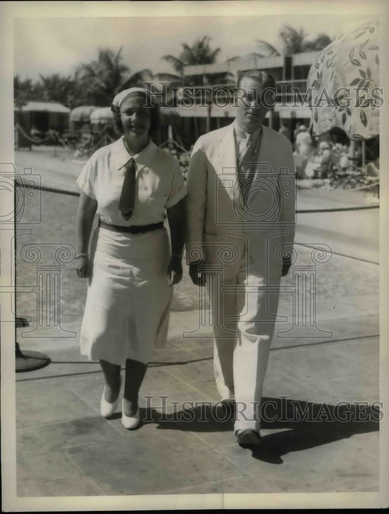 1935 Press Photo Mr. & Mrs. Mark Matthews Enjoying Roney Plaza Cabana Sun Club - Historic Images