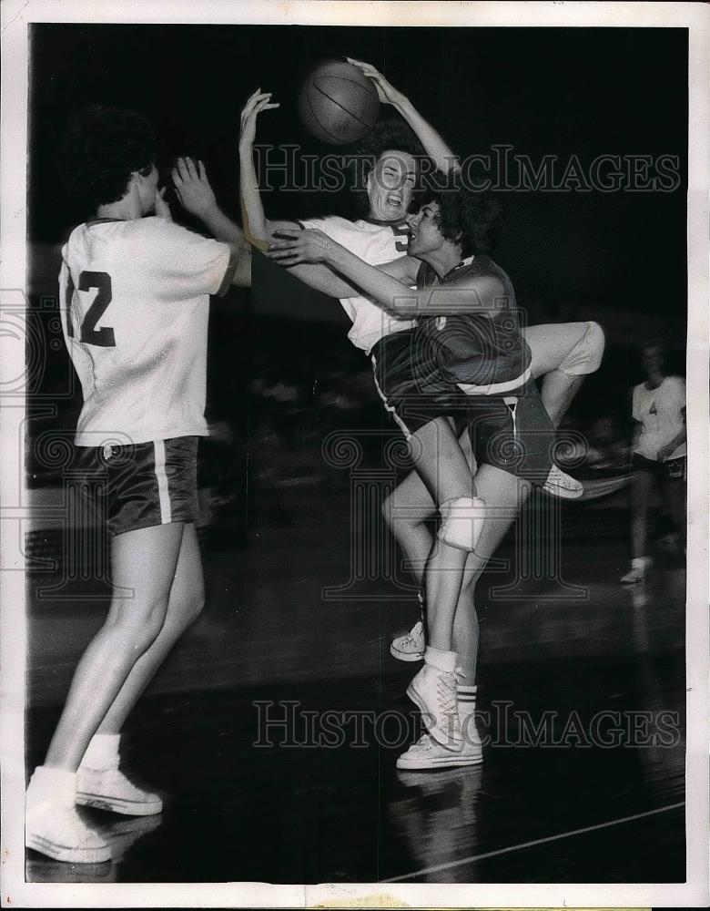 1959 Press Photo College Basketball Players Shirley Topley &amp; Maria Villarreal - Historic Images