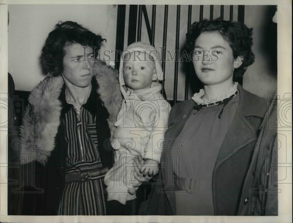 1938 Press Photo Mrs E Estette &amp; mom &amp; baby in police custody - nea37410 - Historic Images