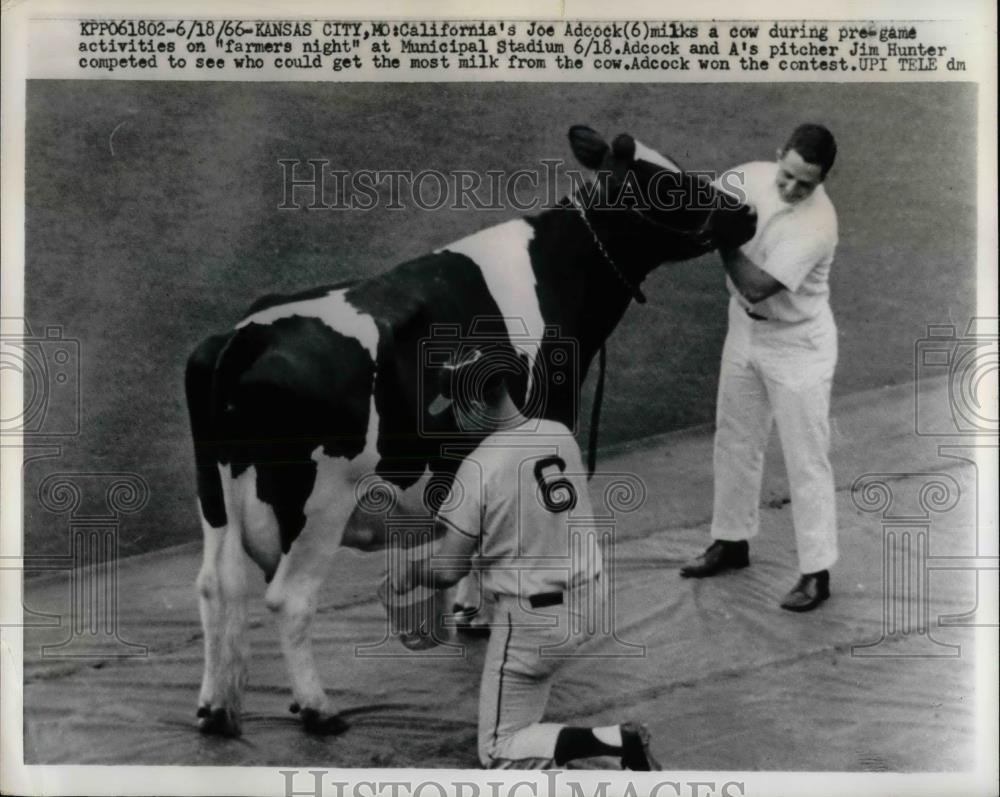 1966 Press Photo Joe Adcock, Angels, Jim Hunter, Athletics, at Farmer&#39;s Night - Historic Images