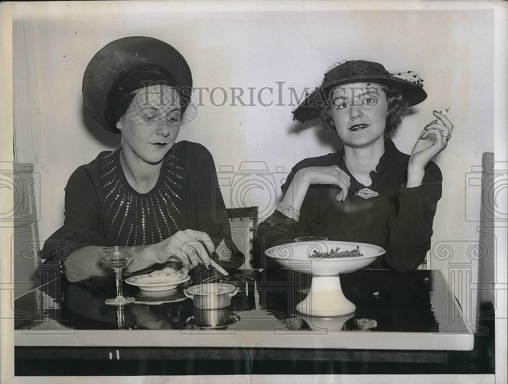 1935 Press Photo Mrs. J. Nelson Everett, Mrs. William KennedyCoctial party - Historic Images