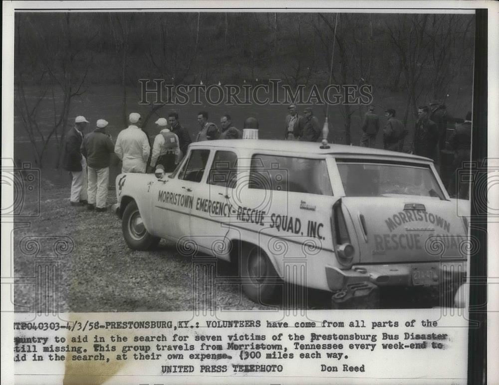1958 Press Photo Rescuers of Brestonsburg Bus Disaster, searched for victims. - Historic Images