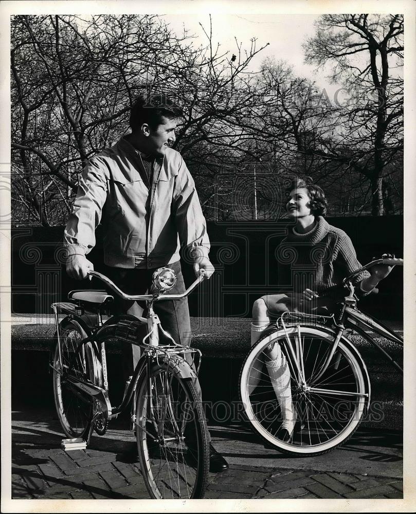 1960 Press Photo Loose Fitting Warm Cycling Fashions For Cold Weather - Historic Images