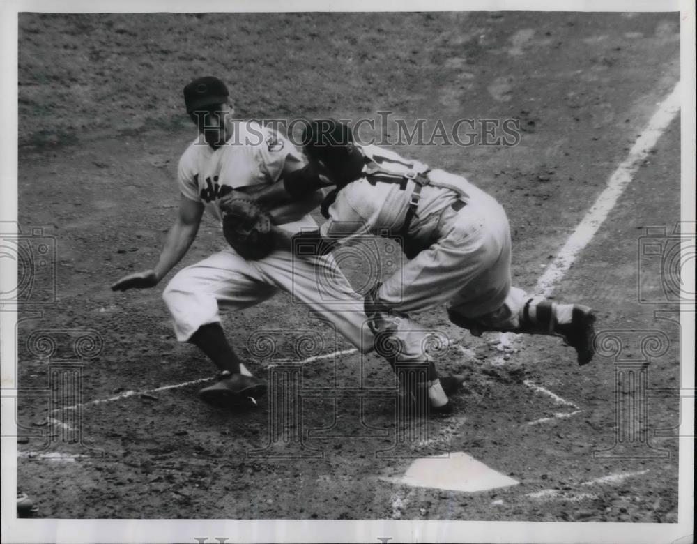 1952 Press Photo Cleveland Indians 3rd Baseman Al Rosen Tagged At Plate - Historic Images
