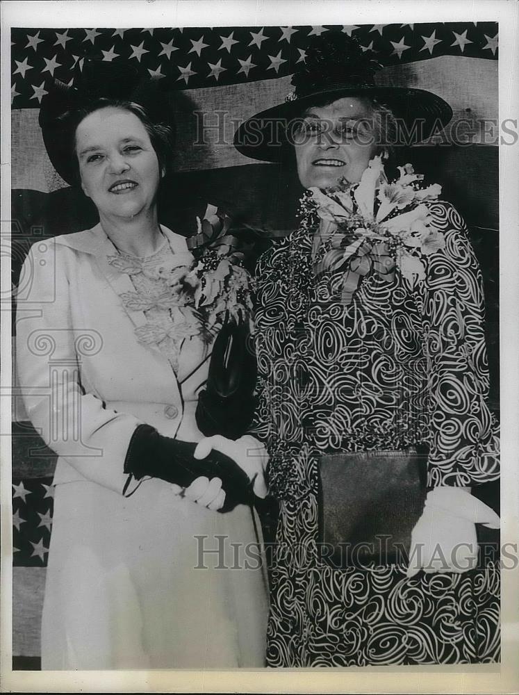 1943 Press Photo Mrs Robert Sinclair Booth & Mrs Herbert Fuller Carroll - Historic Images